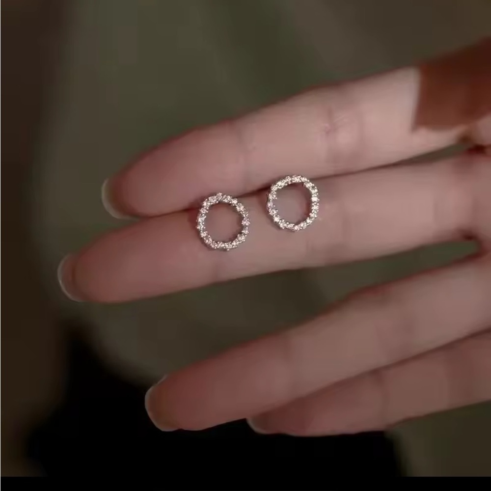 Swarovski 18K Gold  Diamond Style Circle Hoop Earrings - Picture 3 of 5